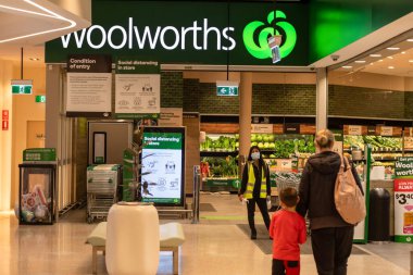 Sydney, Avustralya 2020-08 COVID-19 salgını sırasında sosyal uzaklık pankartlarıyla Woolworths süpermarketine giriş