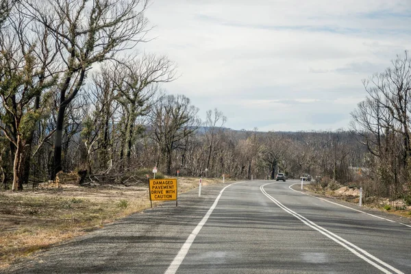 Kerusakan Tanda Trotoar Jalan Nerriga Kebakaran Semak Australia Setelahnya Pohon — Stok Foto