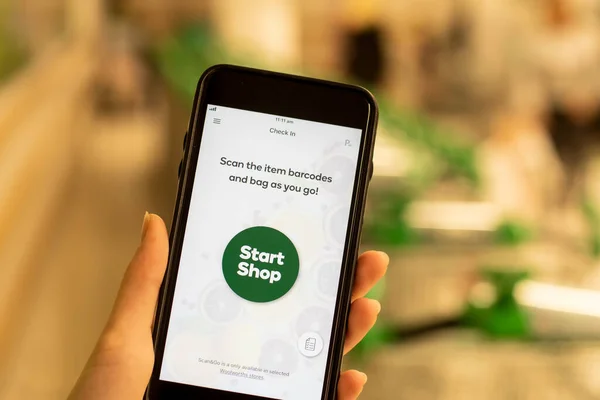 澳大利亚悉尼 2020 15手握装有Woolworths扫描和Go App的智能手机 一种新的快捷 非接触式购物方式 可在选定的商店购买 — 图库照片