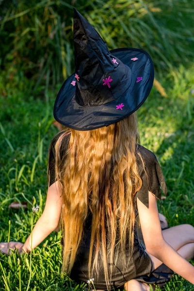 Kauskasisches Blondes Mädchen Mit Langen Haaren Halloween Hexenkostüm Auf Einem — Stockfoto