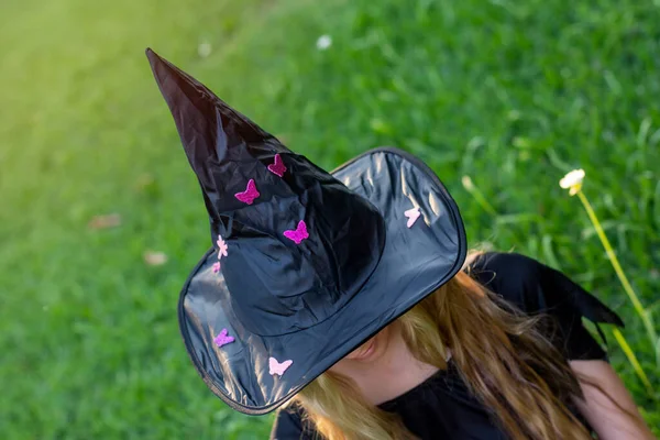卡索斯金发女郎 头发很长 穿着女巫服装 坐在绿草上 — 图库照片