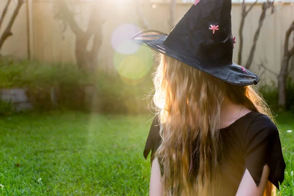 Menina Loira Causcasiana Com Cabelos Longos Traje Bruxa Halloween — Fotografia de Stock