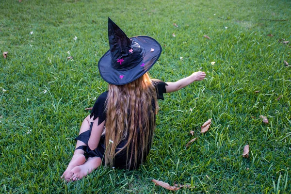 Causa Chica Rubia Con Pelo Largo Traje Bruja Halloween Sentado — Foto de Stock