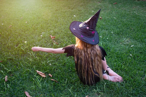 Kauskasisches Blondes Mädchen Mit Langen Haaren Halloween Hexenkostüm Auf Einem — Stockfoto