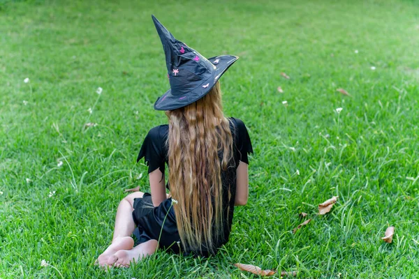 Causcasian Blond Meisje Met Lang Haar Halloween Heks Kostuum Zitten — Stockfoto