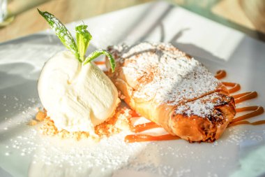 Bougatsa hamur tatlısı. Tuzlu karamelli ve kremalı, fileto hamuruna bulanmış kremalı şeker ve vanilyalı dondurmayla birlikte.