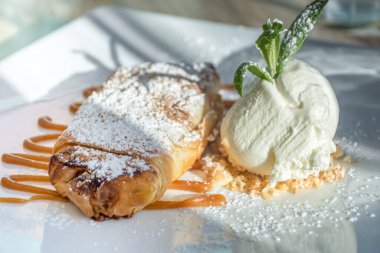 Bougatsa hamur tatlısı. Tuzlu karamelli ve kremalı, fileto hamuruna bulanmış kremalı şeker ve vanilyalı dondurmayla birlikte.
