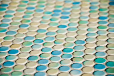 Bulanık yuvarlak renkli fayansları kapatın - sarı, turkuaz ve mavi. Soyut arkaplan .