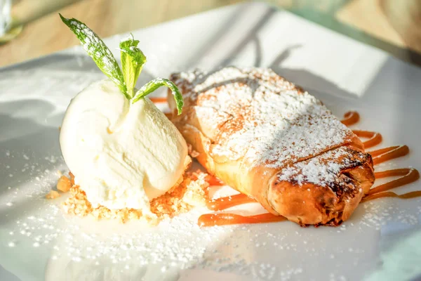 Bougatsa hamur tatlısı. Tuzlu karamelli ve kremalı, fileto hamuruna bulanmış kremalı şeker ve vanilyalı dondurmayla birlikte.