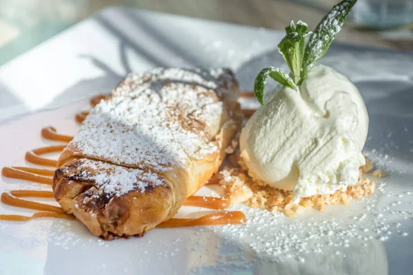 Bougatsa hamur tatlısı. Tuzlu karamelli ve kremalı, fileto hamuruna bulanmış kremalı şeker ve vanilyalı dondurmayla birlikte.