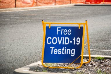 Ücretsiz COVID-19 testi. Test kliniği tabelasına doğru sür..
