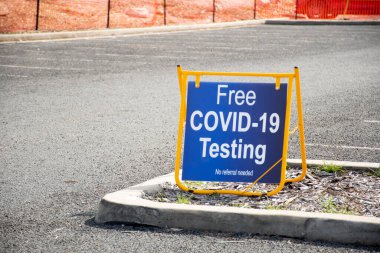  Barden Ridge, NSW, Avustralya 'daki bir yolda test kliniği tabelasından geç..