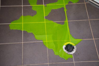 Duş sızıntısı göstergesi boya sızıntısını kontrol etmek için duş tavasının tabanını değiştirmek için test