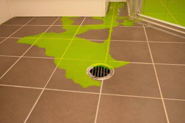 Duş sızıntısı göstergesi boya sızıntısını kontrol etmek için duş tavasının tabanını değiştirmek için test