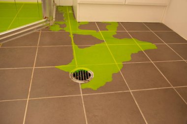 Duş sızıntısı göstergesi boya sızıntısını kontrol etmek için duş tavasının tabanını değiştirmek için test