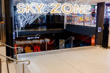 Sydney, Avustralya 2019-11-09 SkyZone trambolin parkına giriş.