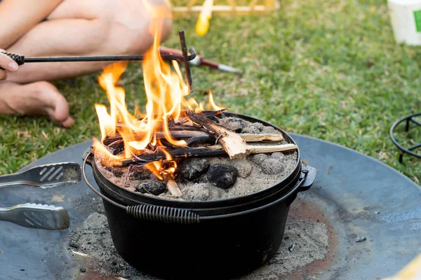 Four Hollandais Cuisson Feu Camp Avec Briquettes Charbon Flamme Sur — Photo