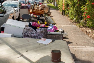 Sydney, Avustralya 2020-10-08 Household konsey atık toplama için kaldırım kenarına konan çeşitli çöp parçaları.