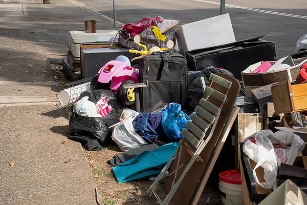 Verschiedene Haushaltsabfälle Werden Für Die Sperrmüllabfuhr Der Gemeinde Auf Den — Stockfoto