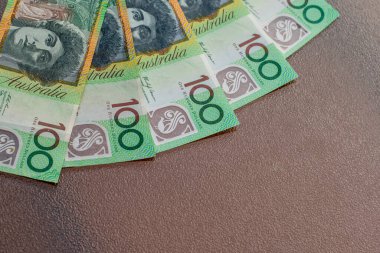 Avustralya doları. Cam masa zemininde 100 banknot. Finans ve ödeme kavramı.