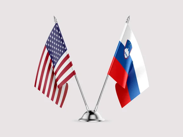 Masa bayrakları, Amerika Birleşik Devletleri ve Slovenya, beyaz arka planda izole edilmiş. 3d resim — Stok fotoğraf