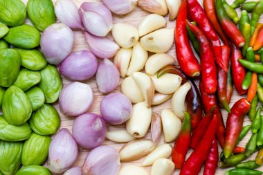 Parkia speciosa (Petai), Chilli, Sarımsak, Kırmızı soğan ot ve baharatlı malzemeler üst görünüm ve tam kare.
