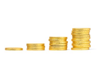 Beyaz arka plan üzerine yapay altın sikke yığını.