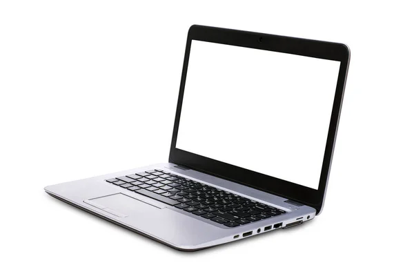 흰색 배경에 격리 된 빈 화면이있는 노트북 컴퓨터의 원근 보기. 클리핑 경로는 이 이미지에 포함됩니다.. — 스톡 사진
