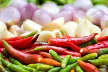 Chilli, Sarımsak, Kırmızı soğan, Parkia speciosa (Petai) ot ve baharatlı malzemeler tam çerçeve.