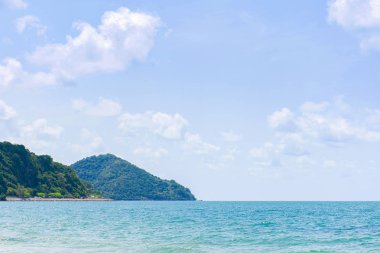 Mavi gökyüzü ve bulutlu deniz ve dağ. Dinginlik ve dinlenmek için temiz hava..
