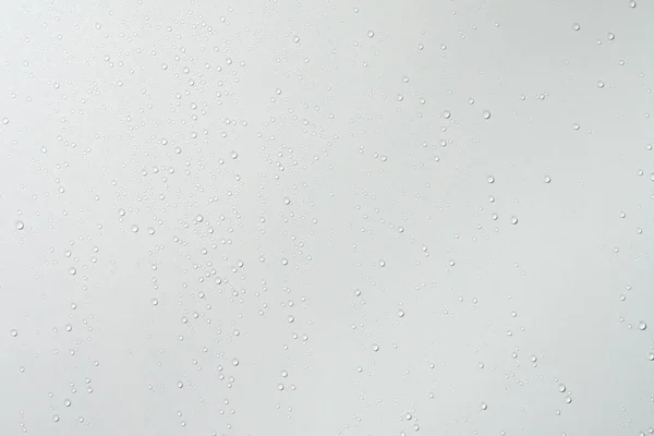 Water druppels op witte ondergrond achtergrond. — Stockfoto