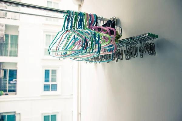 Cintres à vêtements et en acier inoxydable avec clips suspendus sur le porte-vêtements . — Photo