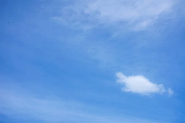 Blauwe lucht met witte wolken achtergrond. — Stockfoto