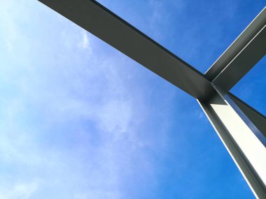 Mavi gökyüzü arka plan ile çelik bina inşaat yapısı.