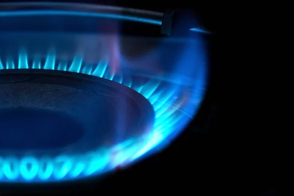 Flame of gas on kitchen stove. Selective focus. — Stock Photo, Image