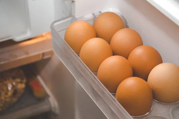 Huevos de pollo en el estante del refrigerador . — Foto de Stock