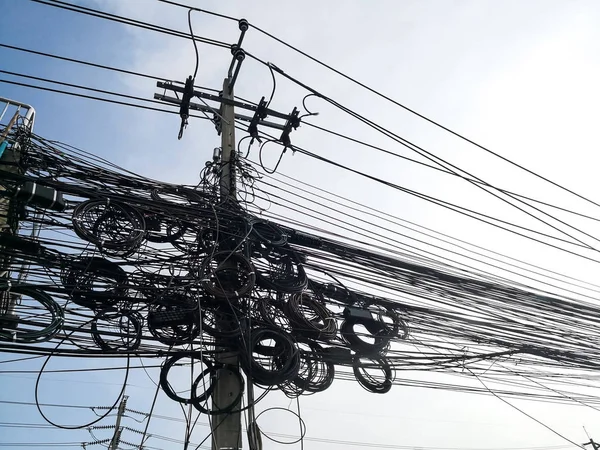 Ângulo de cabos elétricos e fios de comunicação no poste elétrico . — Fotografia de Stock