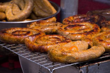 Kuzey Tay baharatlı sosis (Sai Aua) sokak gıda pazarında ızgaralar üzerinde ızgara. Seçici odaklama.