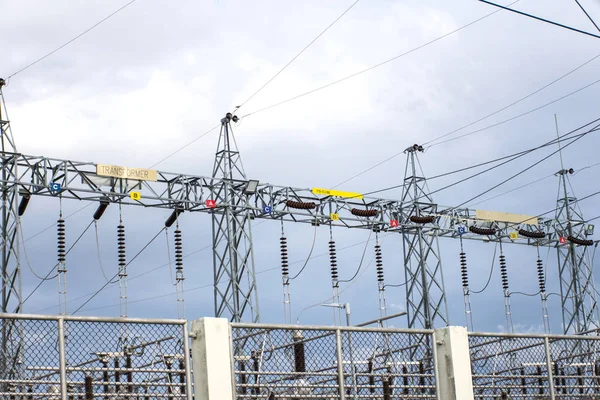 Pólos e linhas elétricos em central elétrica de alta tensão . — Fotografia de Stock