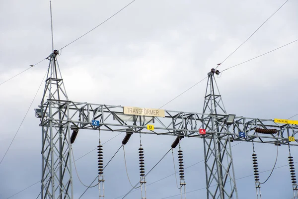 Pólos e linhas elétricos em central elétrica de alta tensão . — Fotografia de Stock