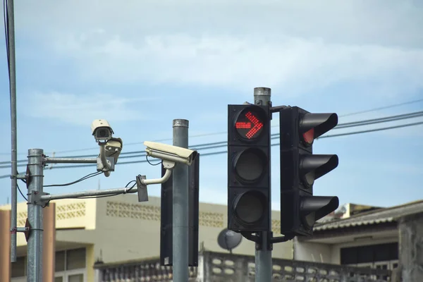 城市街道上的红色交通灯和闭路电视摄像机. — 图库照片