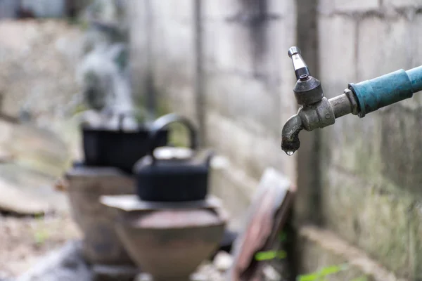 Old faucet with water leaking drop to the ground. — Stock Photo, Image