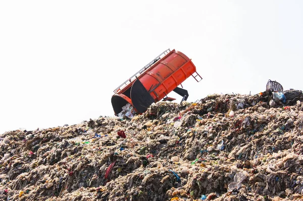 垃圾车将垃圾倾倒在垃圾填埋场的大型市政垃圾堆上. — 图库照片