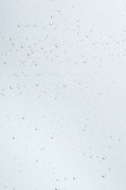 Beyaz yüzey arka planında su damlaları.