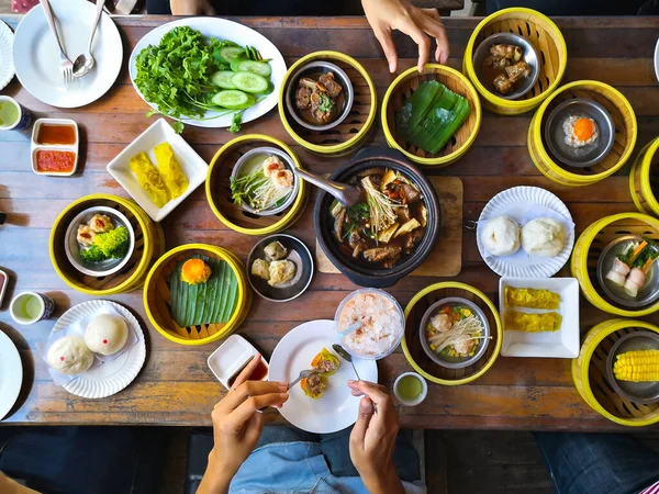Вид сверху семьи наслаждаться едой Dim Sum завтрак вместе . — стоковое фото