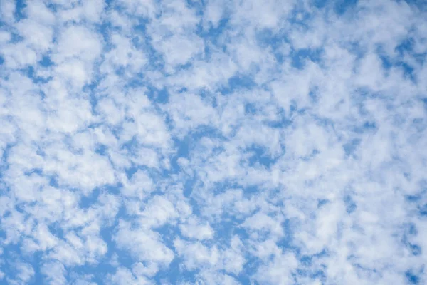 Blauwe lucht met wolken achtergrond. — Stockfoto