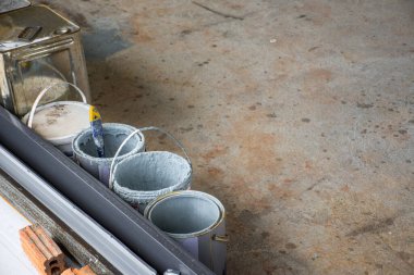 Boya kovası inşaat alanındaki beton zeminde kullanılıyor..