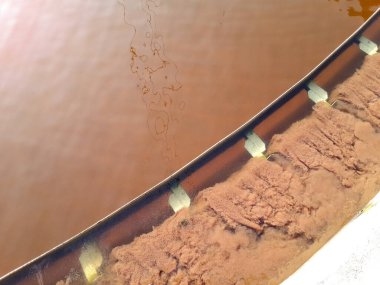 Tortu ya da berraklaştırıcı tanktaki Sludge sistemden dışarı taşar.