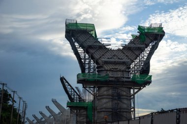 Yükseltilmiş otoyolun alçak açılı görüntüsü yapım aşamasında.