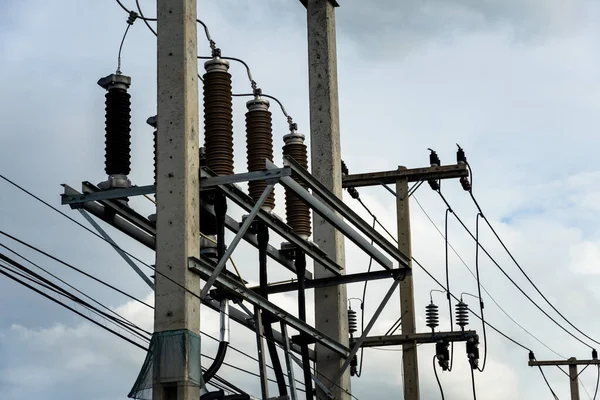 Cabos de alta tensão com isolador elétrico e equipamentos elétricos na subestação de energia . — Fotografia de Stock